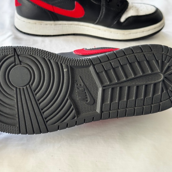 Nike Air Jordon 1 Low 4.5 Youth Black/White/Fire Red - Picture 4 of 14